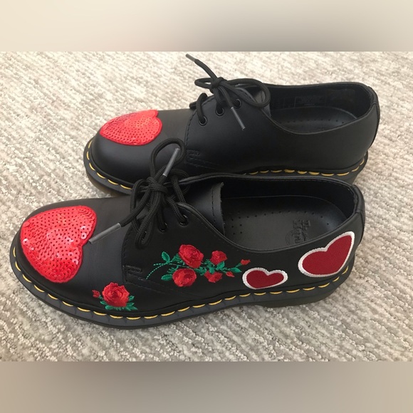 New, unworn Dr. Marten’s 1461 / HEARTS — EU39 - Picture 3 of 5